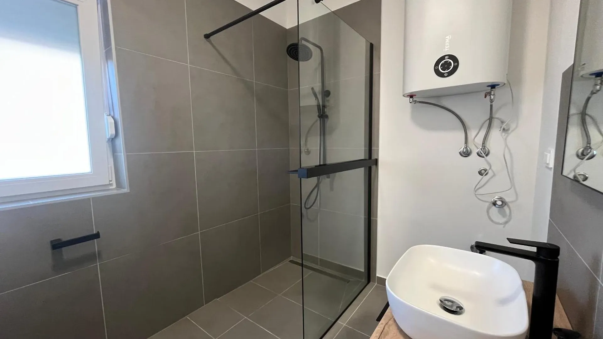 Noah Apartments Vir