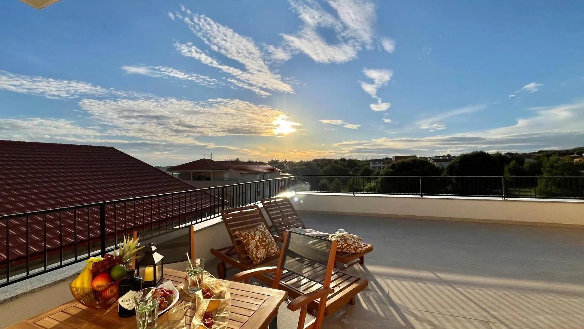 Noah Apartments Vir