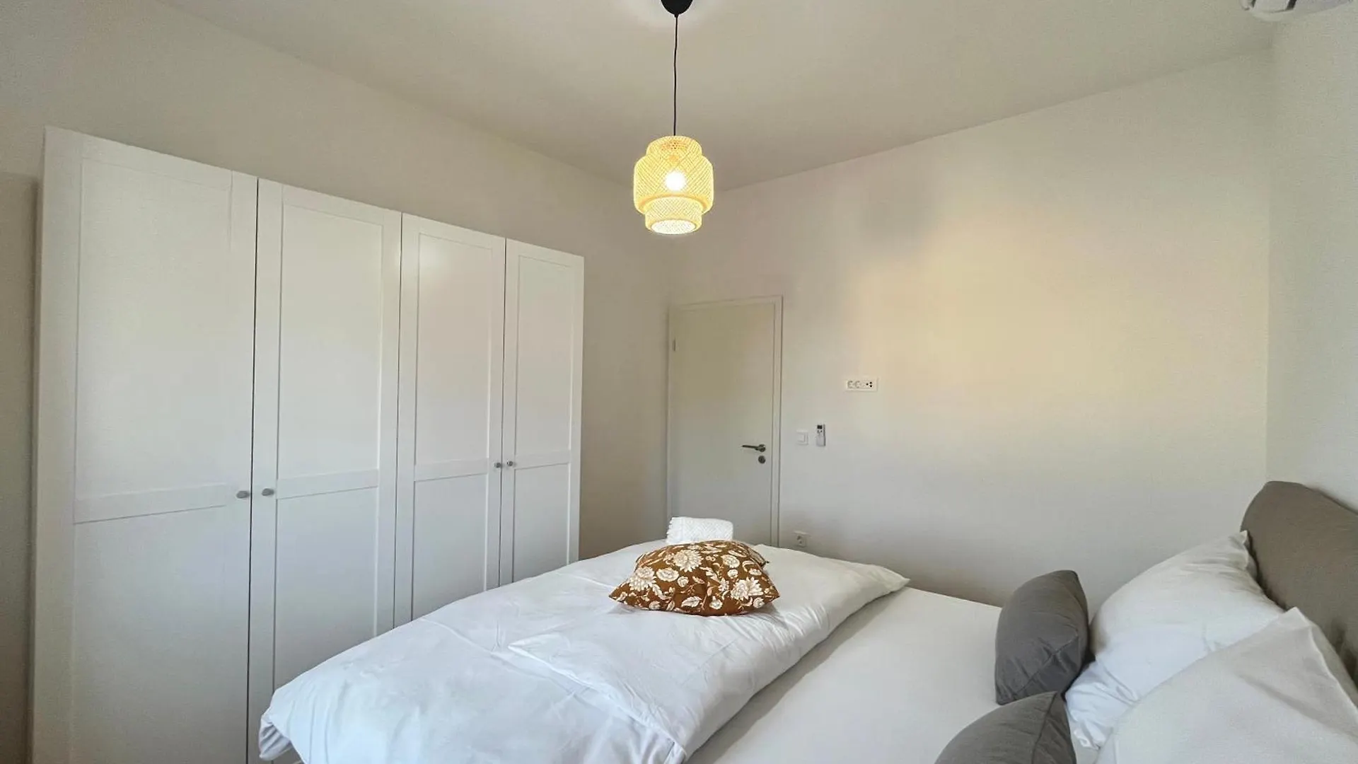Noah Apartments Vir