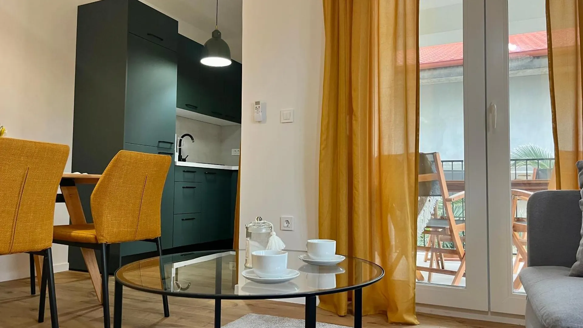 Noah Apartments Vir