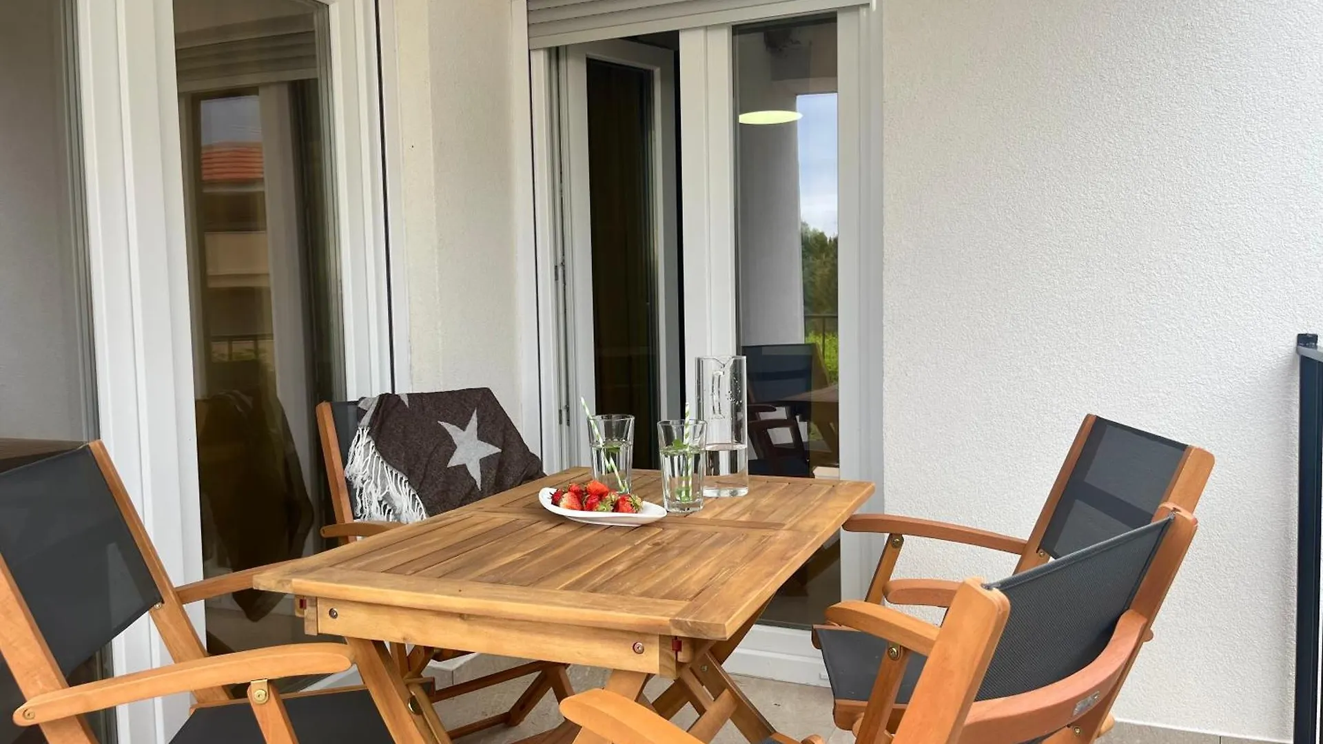 Noah Apartments Vir