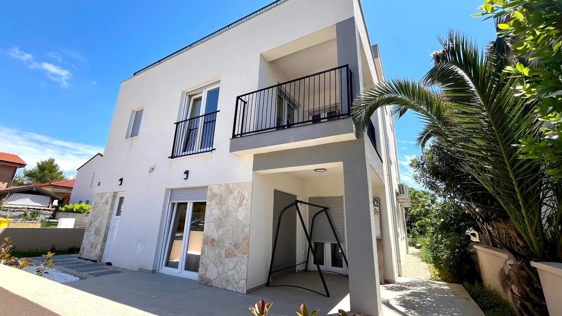 Noah Apartments Vir