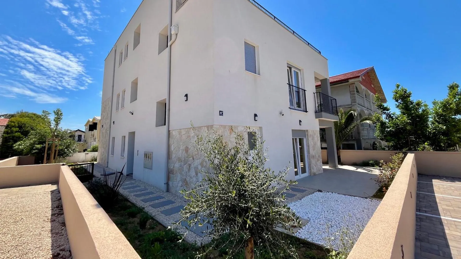 Noah Apartments Vir